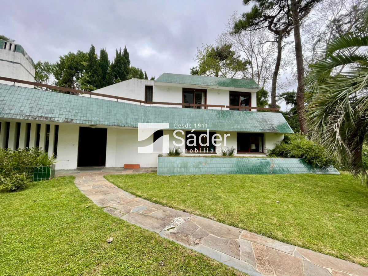 Casa ID.4903 - Casa sólida de época para reciclar en excelente ubicación Playa Mansa parada 10