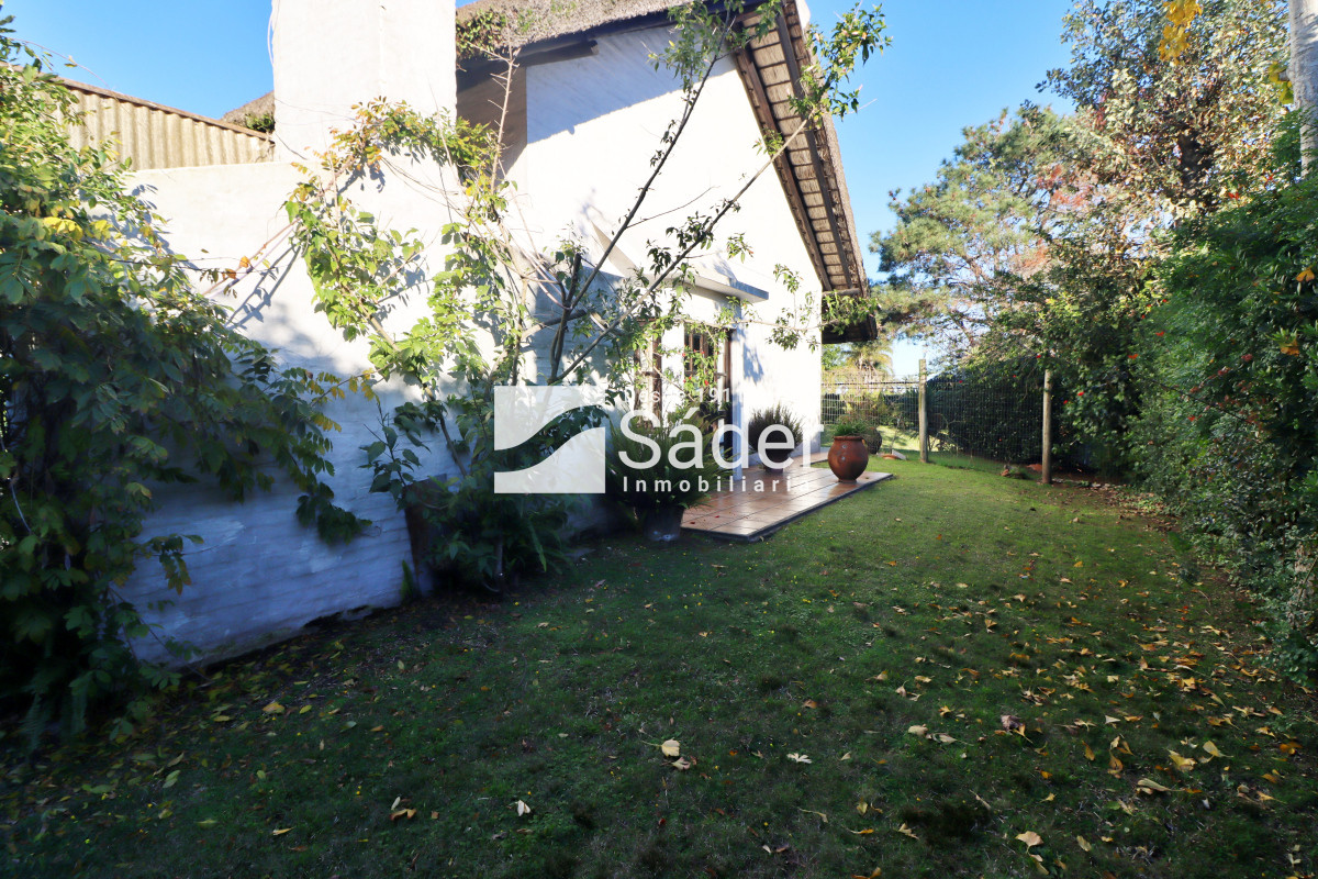 Casa ID.4192 - Chalet estilo tradicional en Pinares con gran terreno y vistas al mar