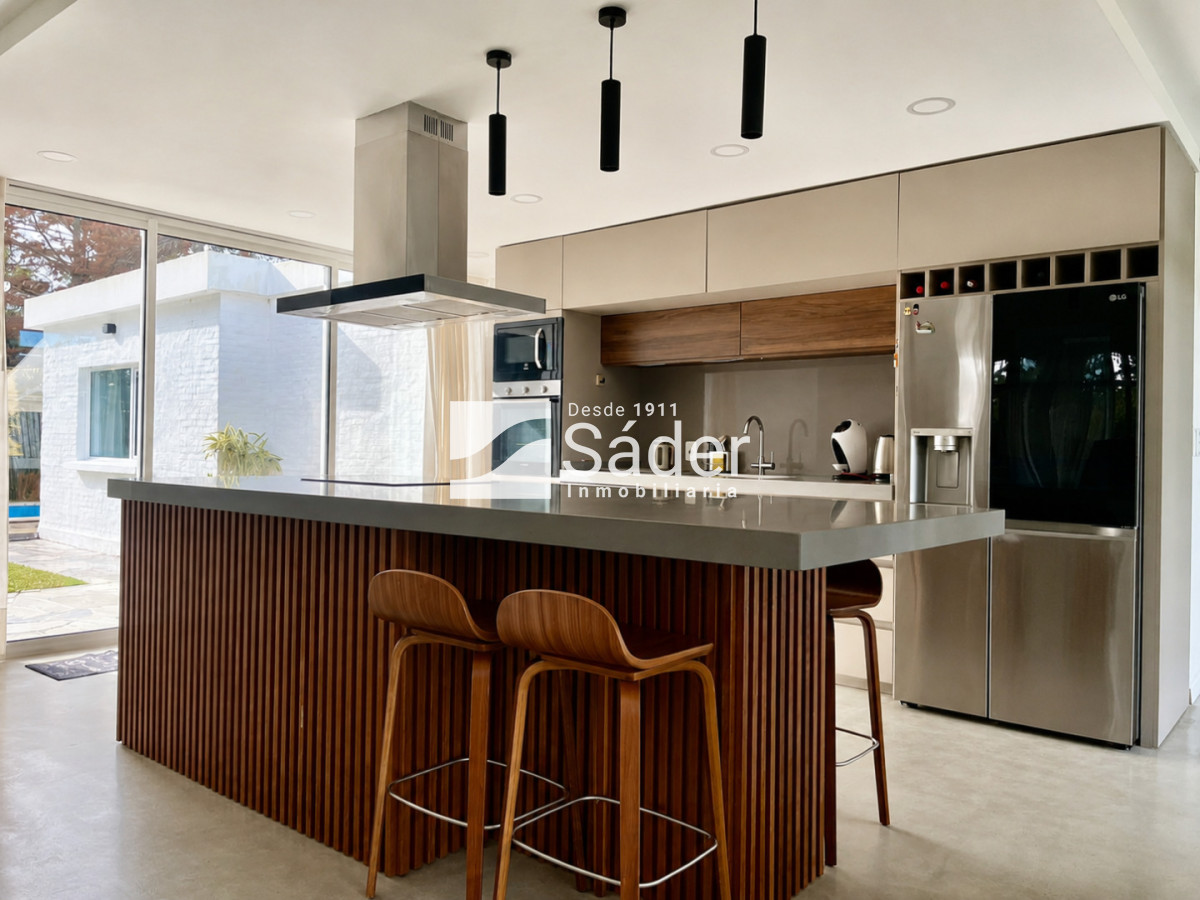 Casa ID.4973 - Excelente casa en Pinares. 3 suites, piscina y parrillero 