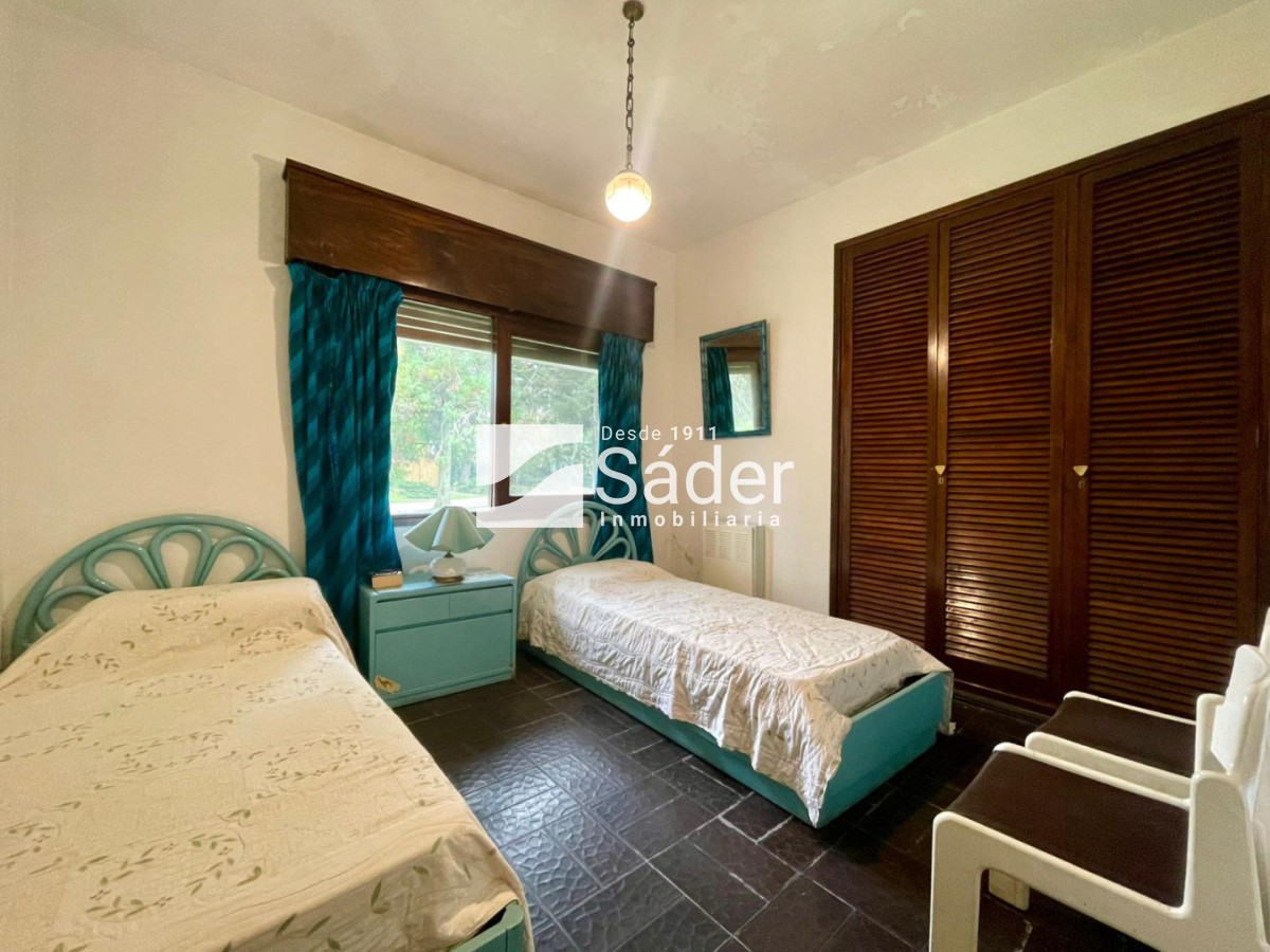 Casa ID.4903 - Casa sólida de época para reciclar en excelente ubicación Playa Mansa parada 10