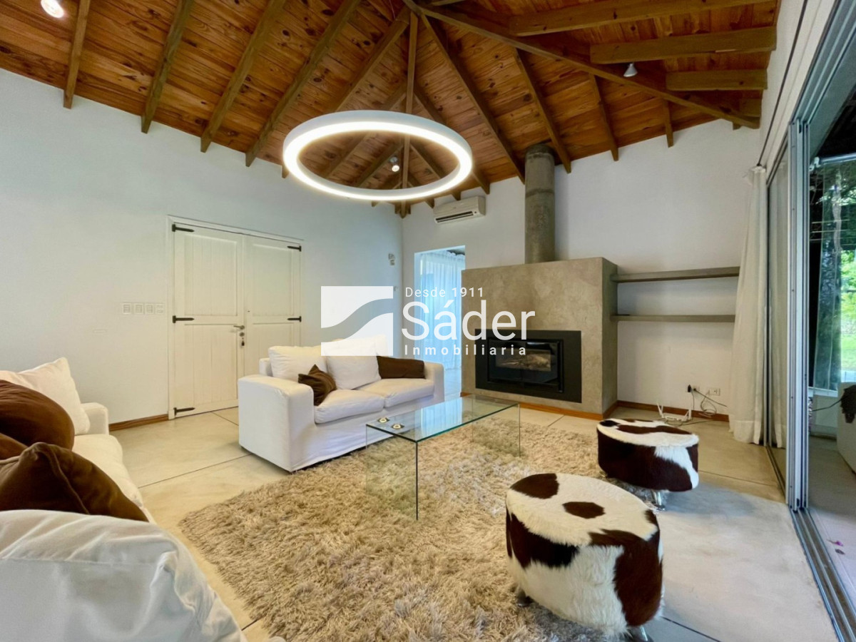 Casa ID.4604 - Casa en Rincón del Indio, alquiler y venta. 3 Suites, Amplio Jardín, Piscina y Parrillero 
