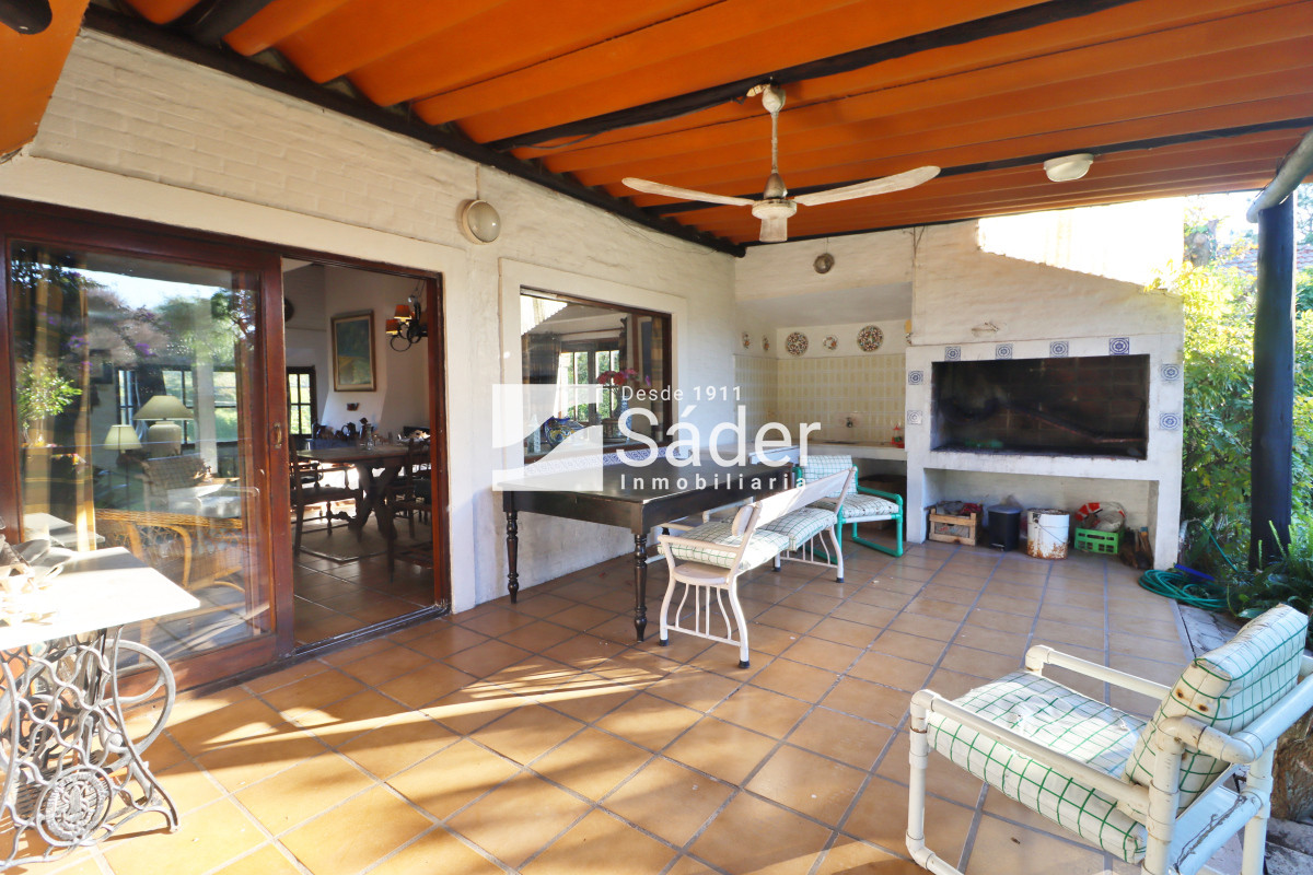 Casa ID.4192 - Chalet estilo tradicional en Pinares con gran terreno y vistas al mar