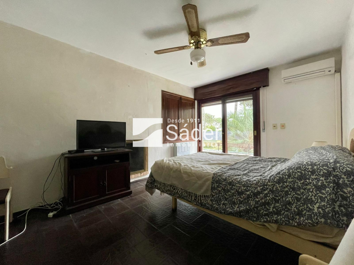 Casa ID.4903 - Casa sólida de época para reciclar en excelente ubicación Playa Mansa parada 10