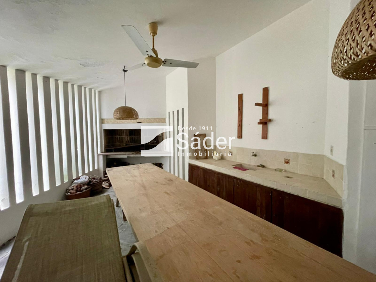 Casa ID.4903 - Casa sólida de época para reciclar en excelente ubicación Playa Mansa parada 10