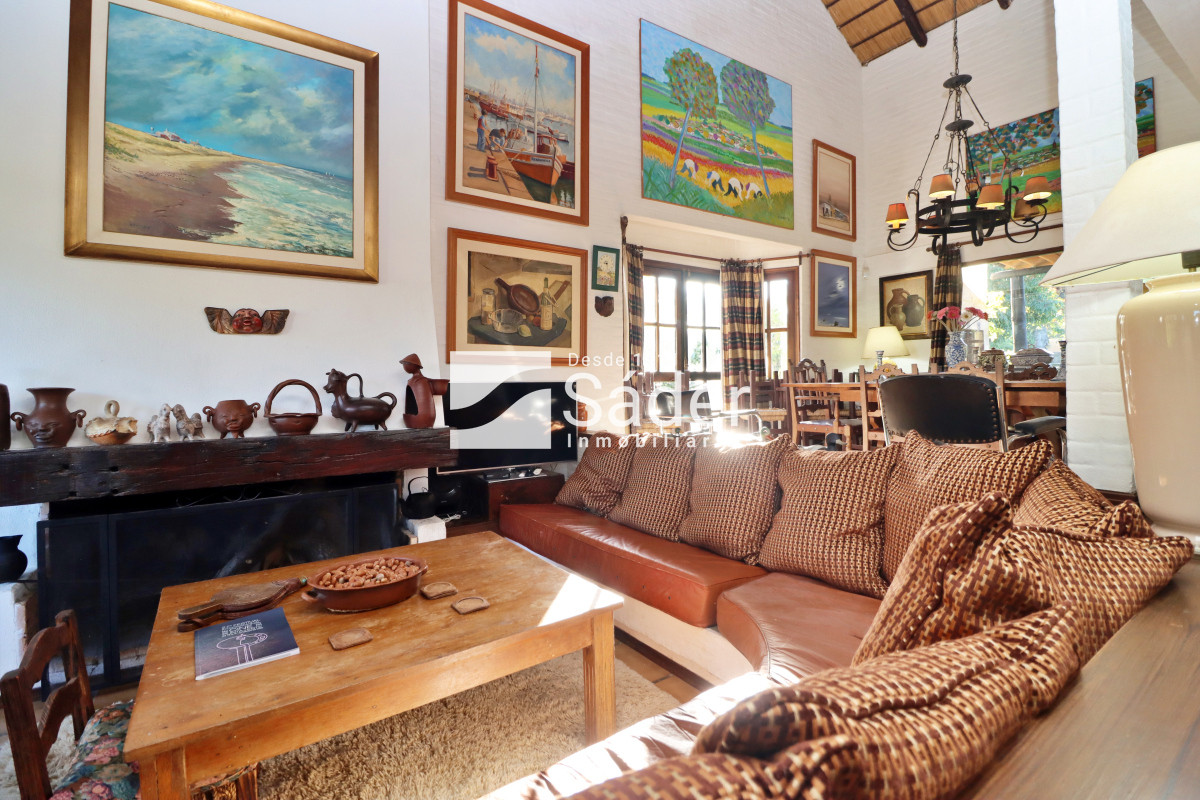 Casa ID.4192 - Chalet estilo tradicional en Pinares con gran terreno y vistas al mar