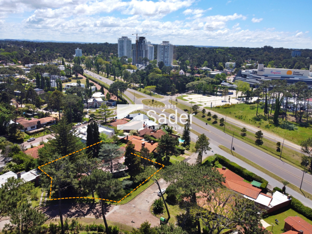 Casa ID.4517 - Espectacular casa en venta en Playa Mansa estilo clásico buena categoría