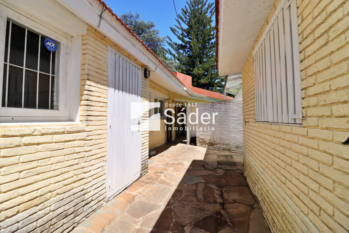 Casa ID.4517 - Espectacular casa en venta en Playa Mansa estilo clásico buena categoría