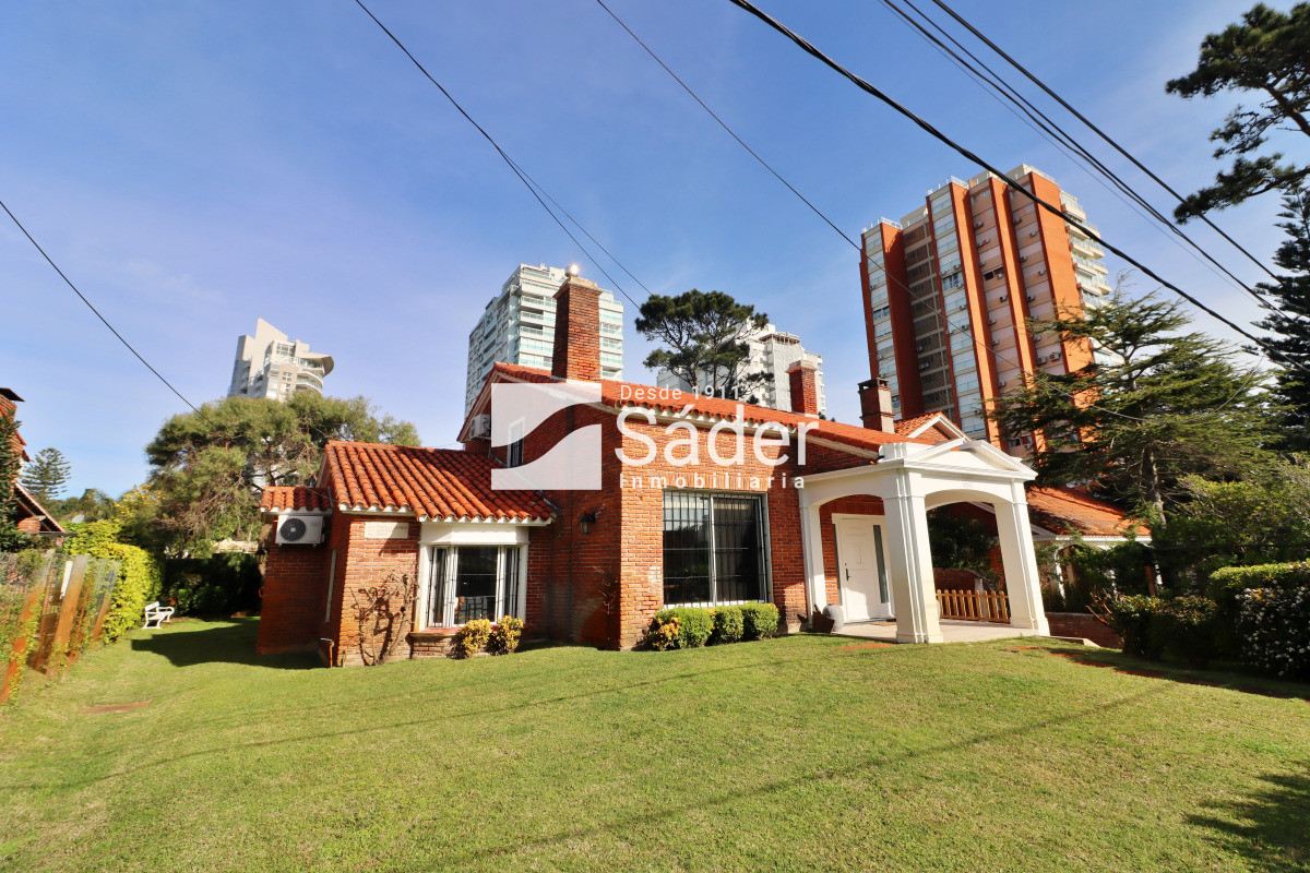 Casa ID.4330 - Casa en playa mansa. 4 dorm. 