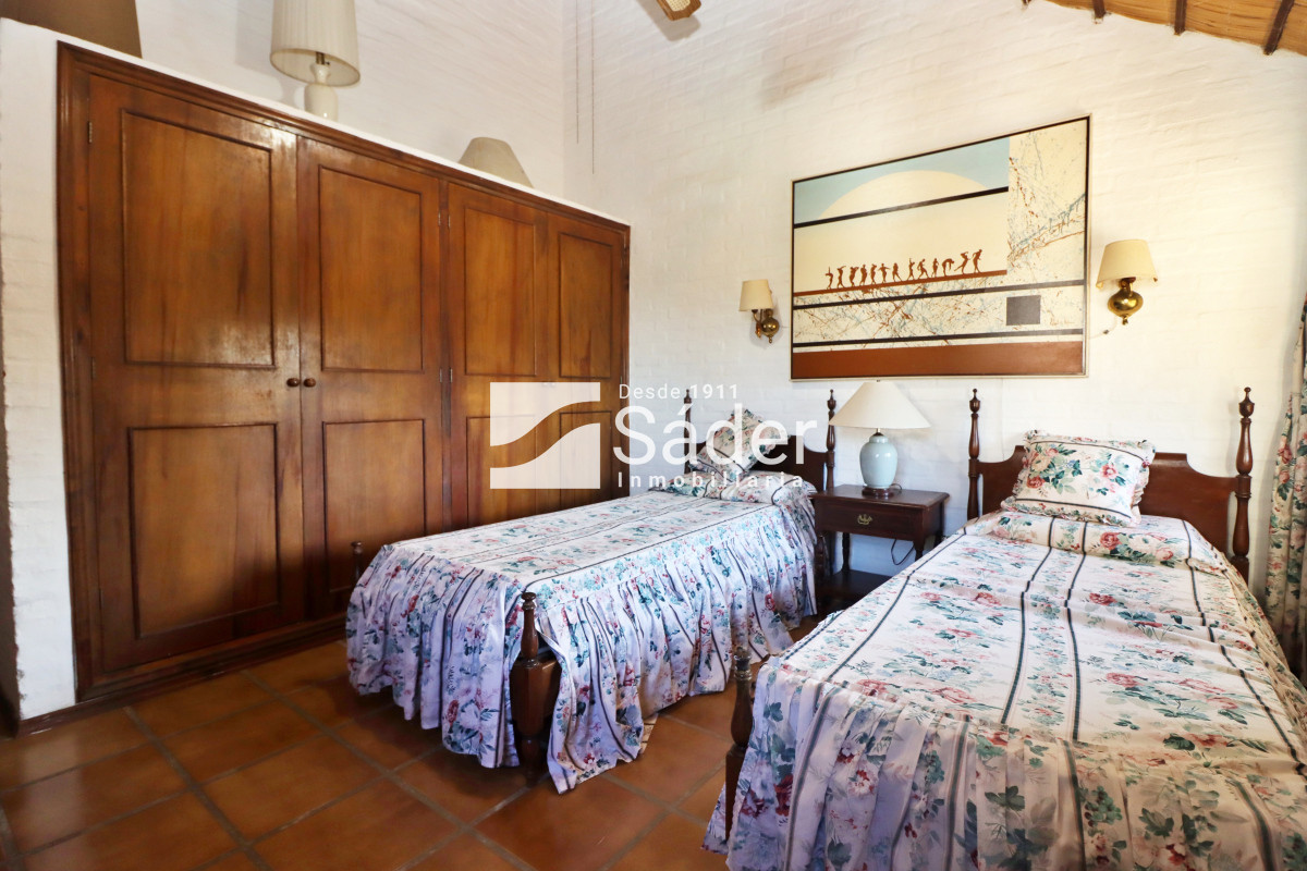 Casa ID.4192 - Chalet estilo tradicional en Pinares con gran terreno y vistas al mar