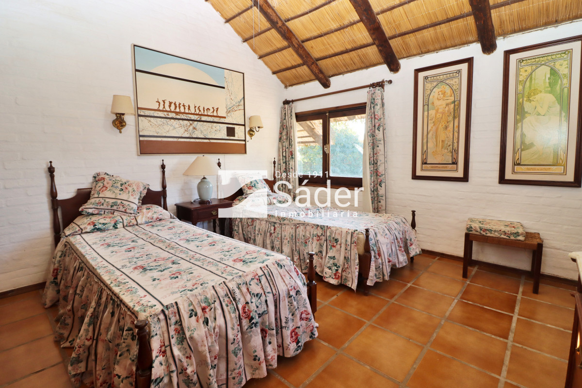 Casa ID.4192 - Chalet estilo tradicional en Pinares con gran terreno y vistas al mar