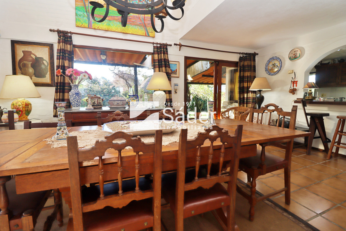 Casa ID.4192 - Chalet estilo tradicional en Pinares con gran terreno y vistas al mar