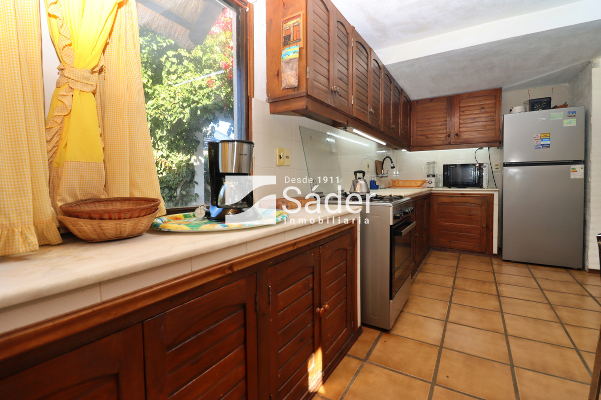 Casa ID.4192 - Chalet estilo tradicional en Pinares con gran terreno y vistas al mar
