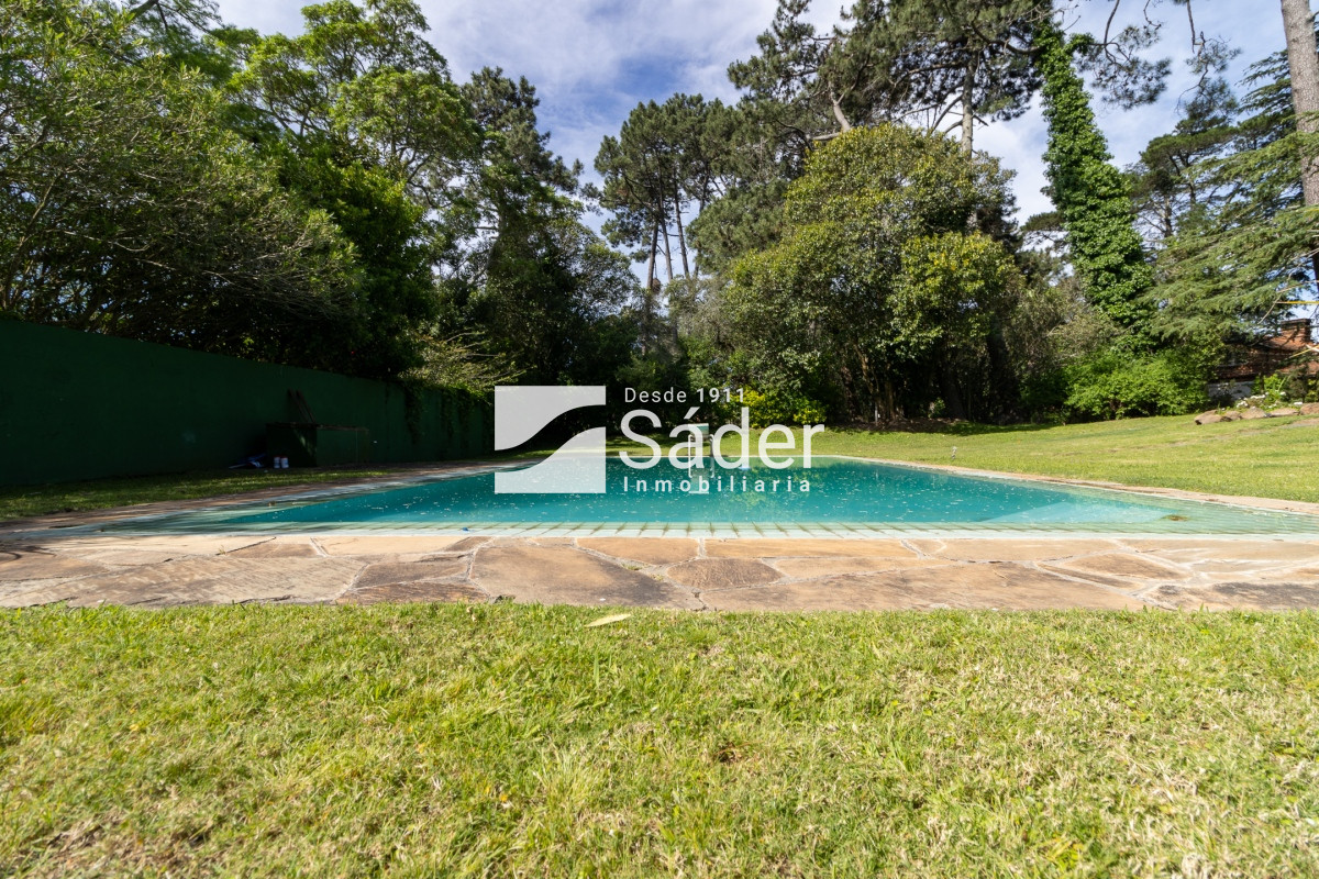Casa ID.3134 - Casa en venta Barrio Cantegril 5 dormitorios o mas