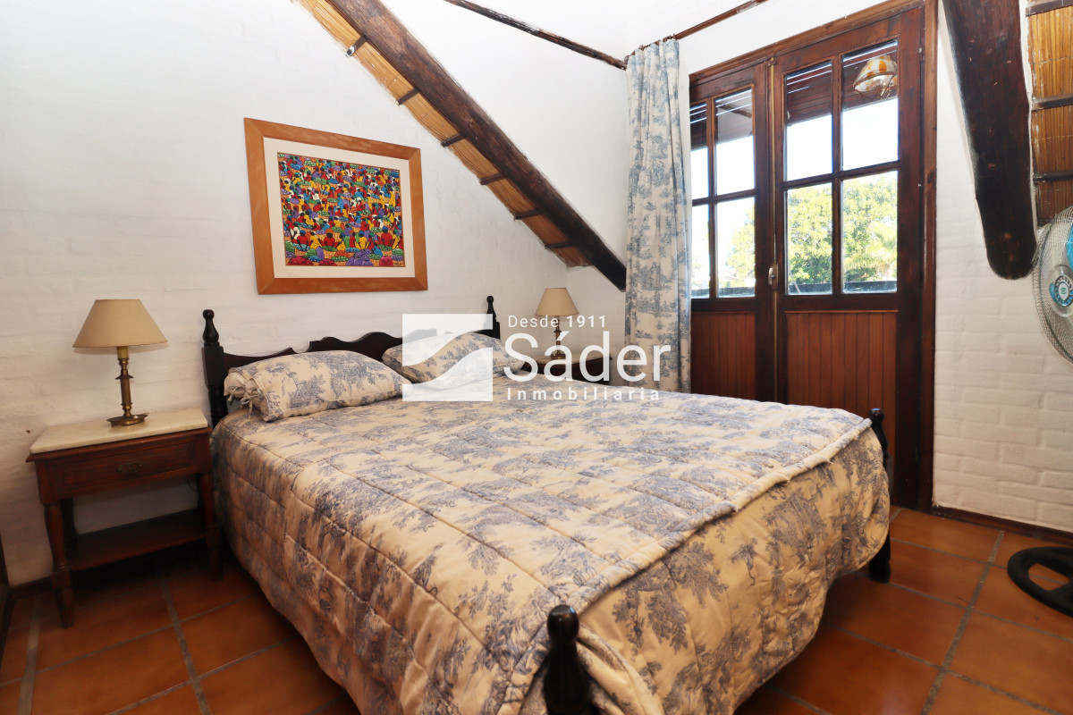 Casa ID.4192 - Chalet estilo tradicional en Pinares con gran terreno y vistas al mar