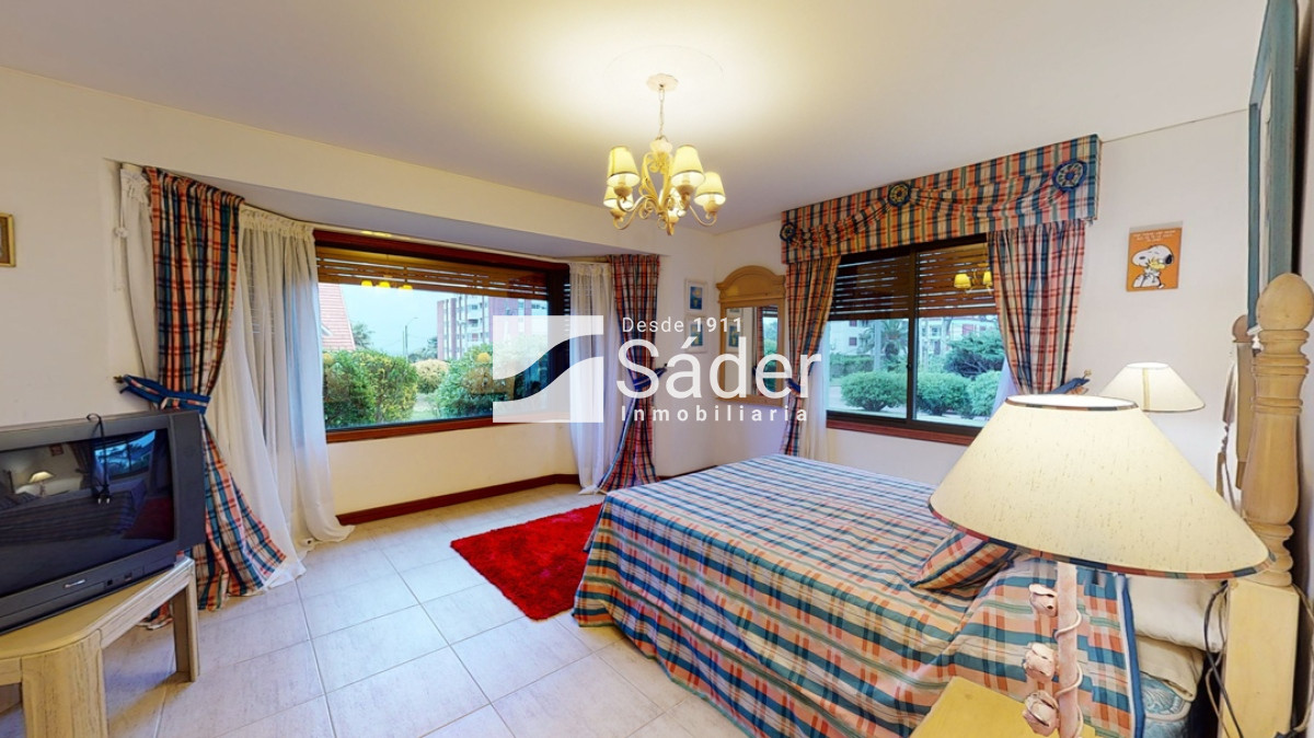 Casa ID.759 - Casa en venta y alquiler Playa Mansa 5 dormitorios