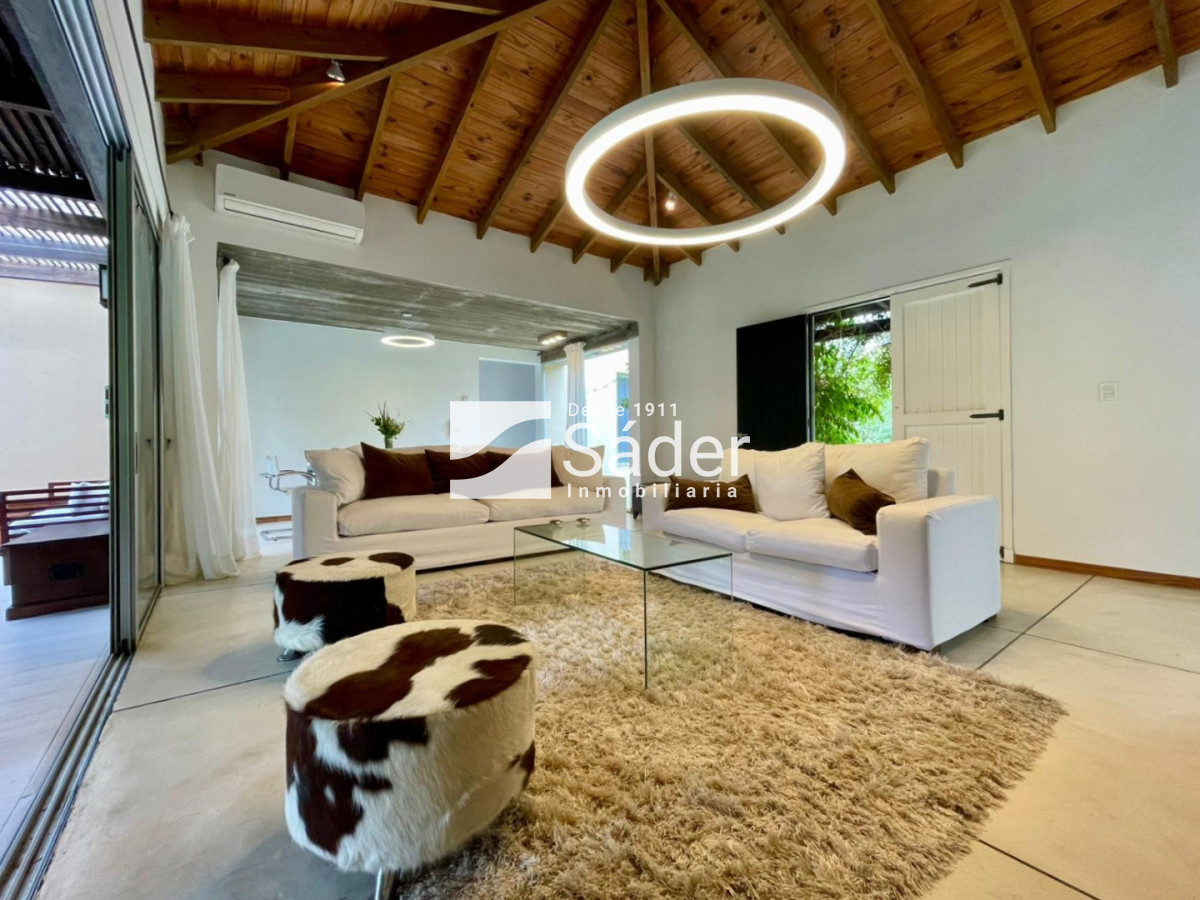 Casa ID.4604 - Casa en Rincón del Indio, alquiler y venta. 3 Suites, Amplio Jardín, Piscina y Parrillero 