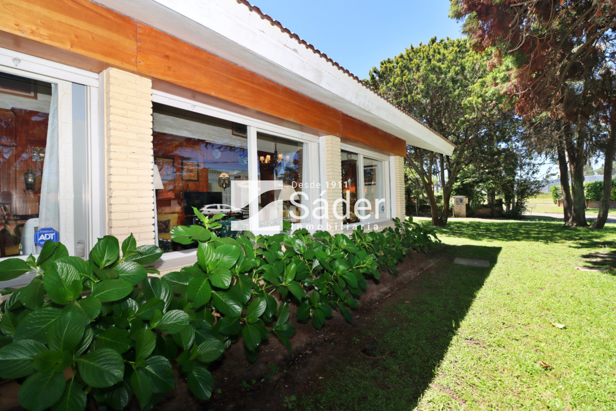 Casa ID.4517 - Espectacular casa en venta en Playa Mansa estilo clásico buena categoría
