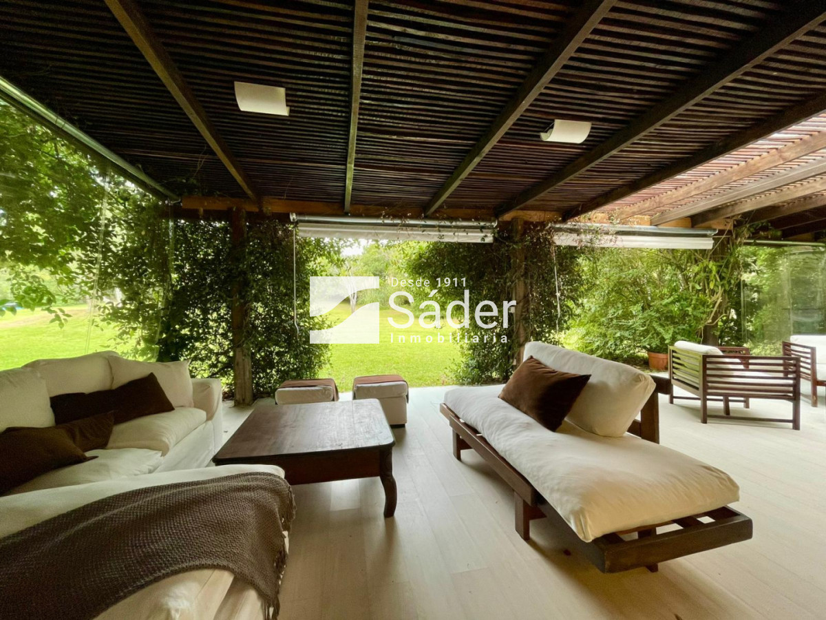 Casa ID.4604 - Casa en Rincón del Indio, alquiler y venta. 3 Suites, Amplio Jardín, Piscina y Parrillero 