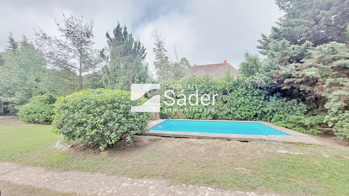 Casa ID.4758 - Casa en Alquiler 3 dormtiorios. Barrio Marly con Jardín y Piscina