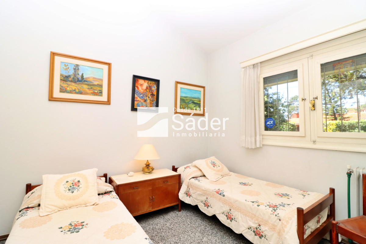 Casa ID.4517 - Espectacular casa en venta en Playa Mansa estilo clásico buena categoría