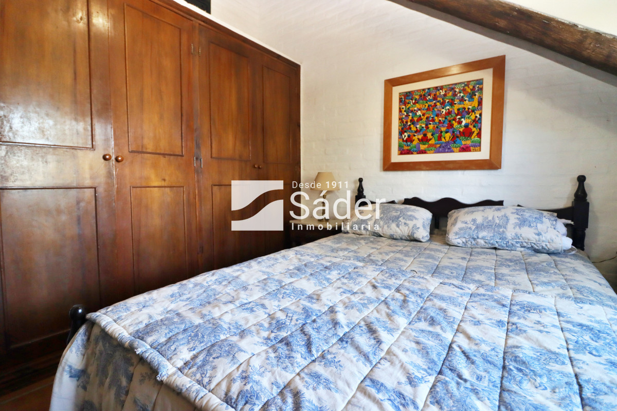 Casa ID.4192 - Chalet estilo tradicional en Pinares con gran terreno y vistas al mar
