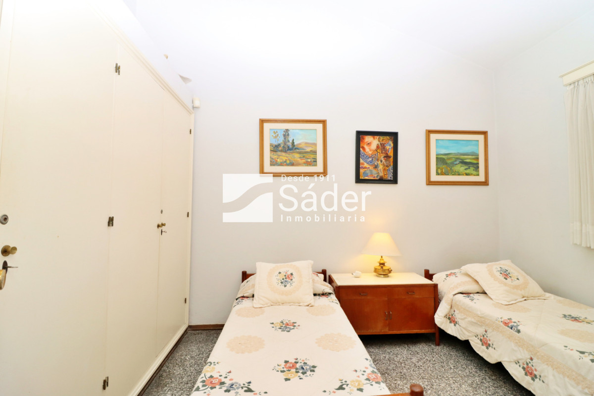 Casa ID.4517 - Espectacular casa en venta en Playa Mansa estilo clásico buena categoría