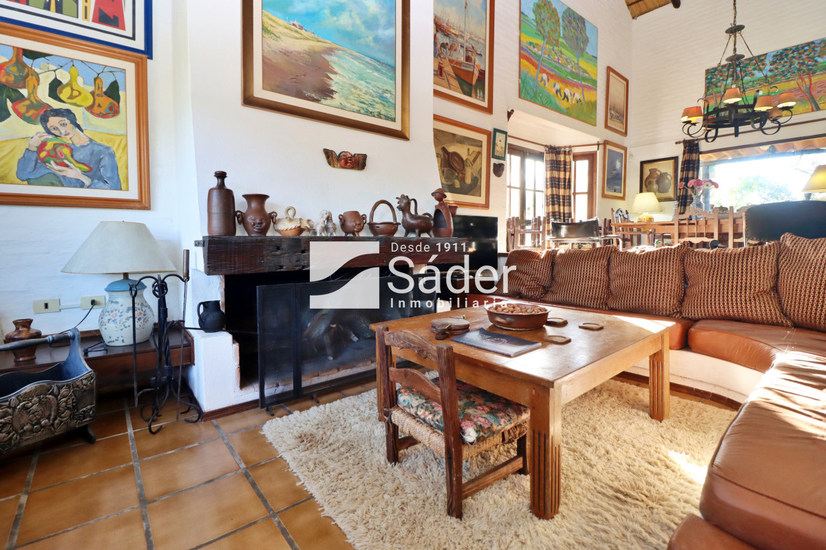 Casa ID.4192 - Chalet estilo tradicional en Pinares con gran terreno y vistas al mar