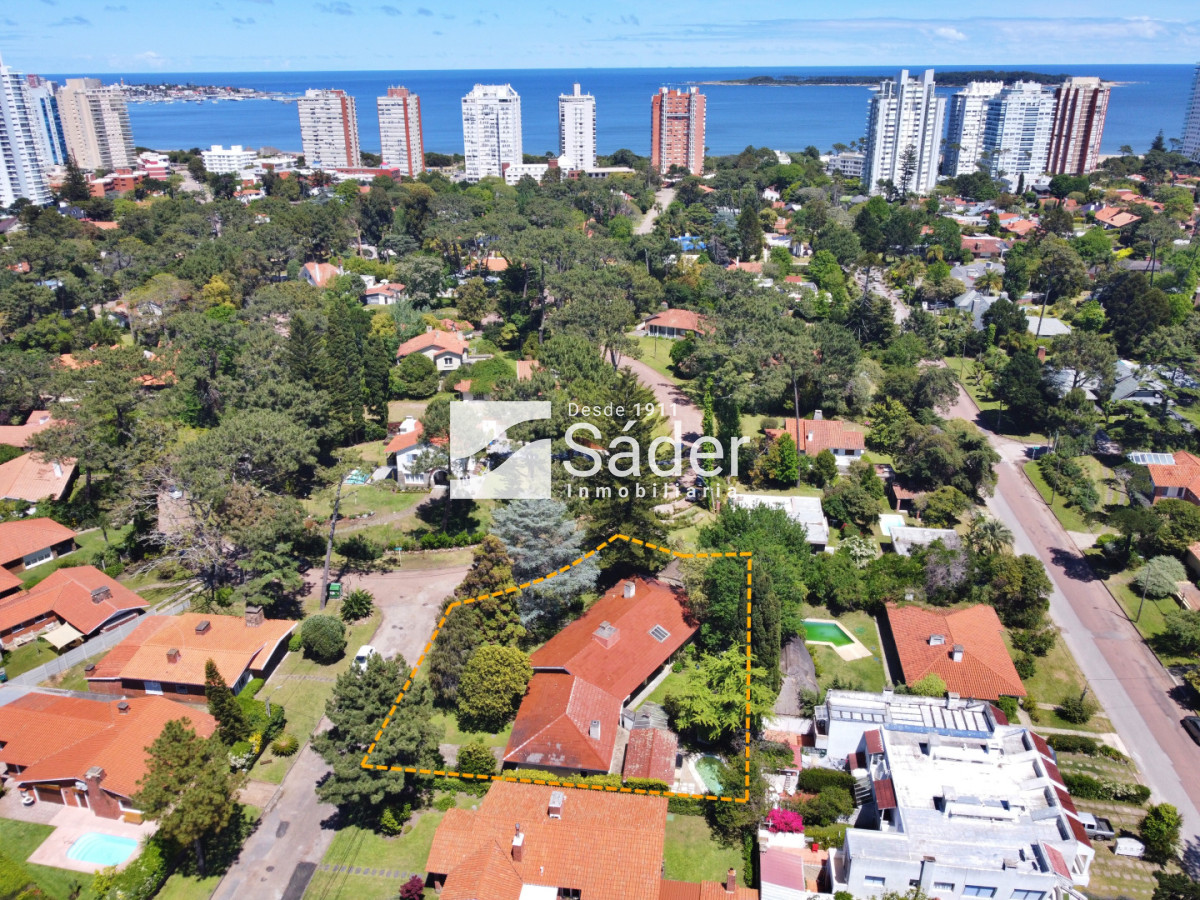 Casa ID.4517 - Espectacular casa en venta en Playa Mansa estilo clásico buena categoría