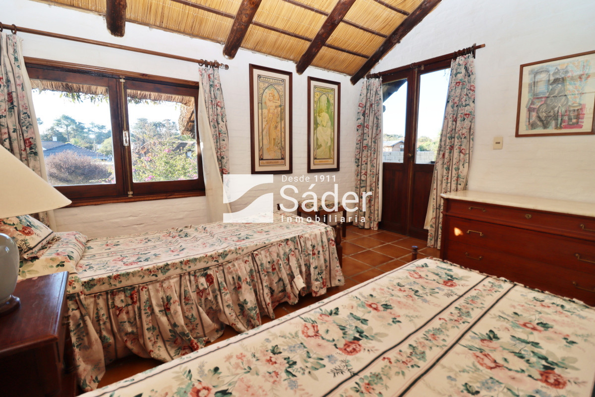 Casa ID.4192 - Chalet estilo tradicional en Pinares con gran terreno y vistas al mar