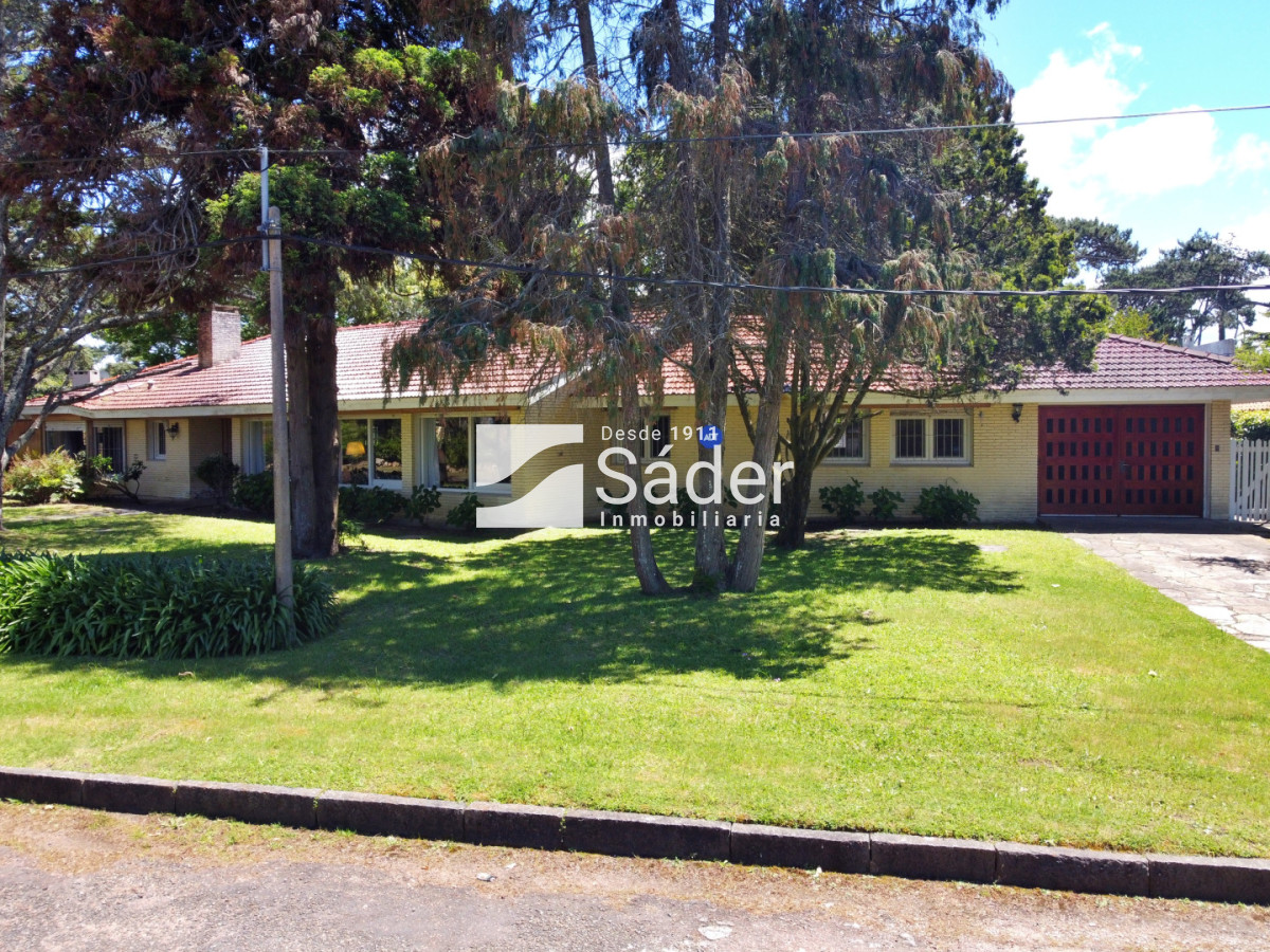 Casa ID.4517 - Espectacular casa en venta en Playa Mansa estilo clásico buena categoría