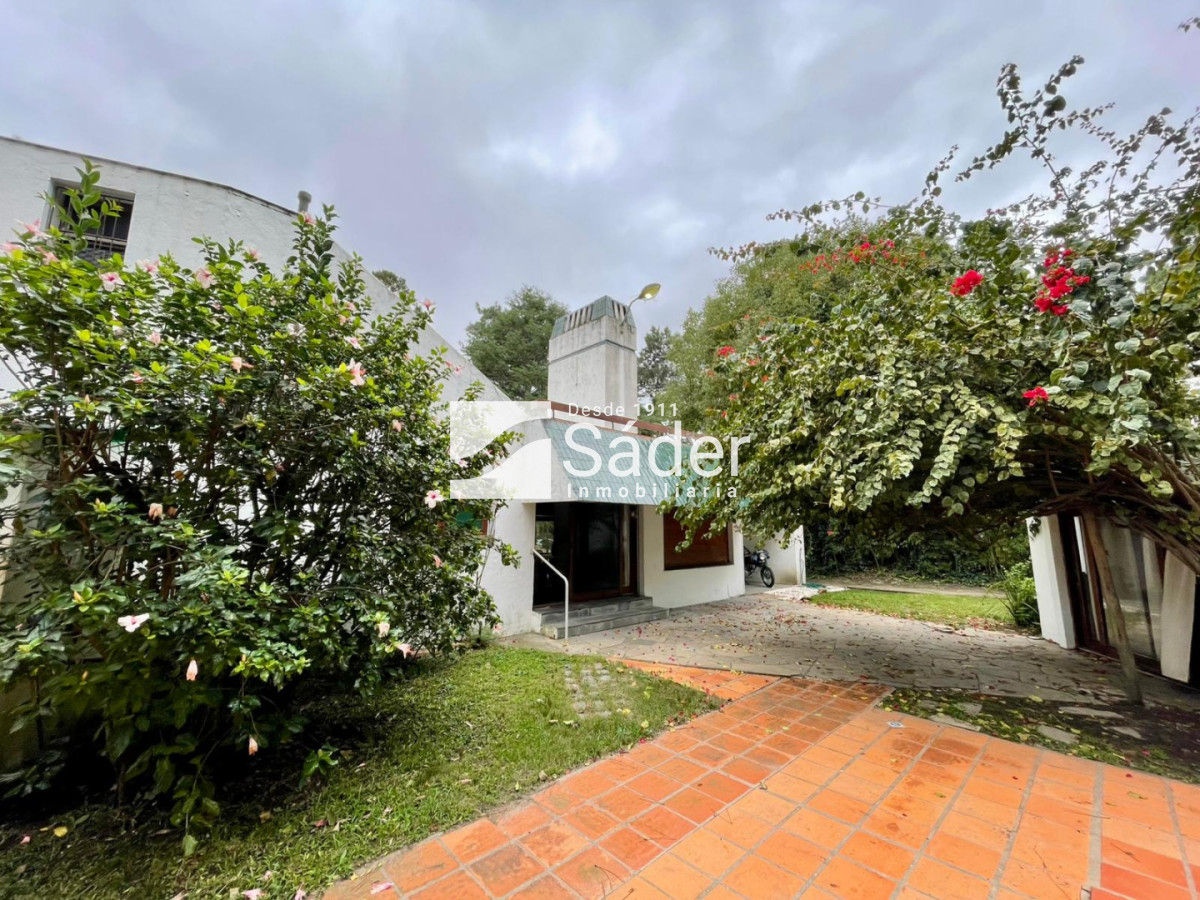 Casa ID.4903 - Casa sólida de época para reciclar en excelente ubicación Playa Mansa parada 10