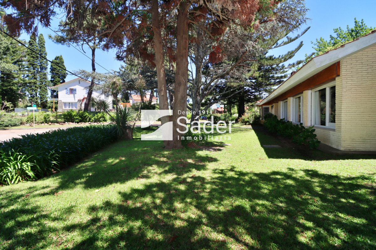 Casa ID.4517 - Espectacular casa en venta en Playa Mansa estilo clásico buena categoría