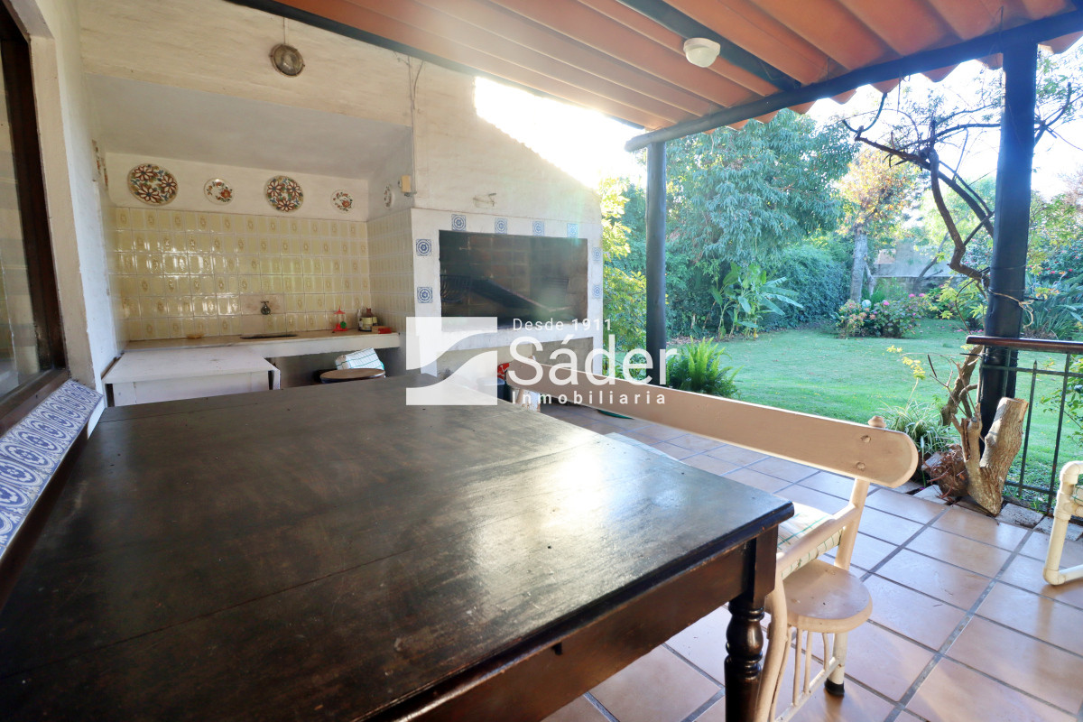 Casa ID.4192 - Chalet estilo tradicional en Pinares con gran terreno y vistas al mar