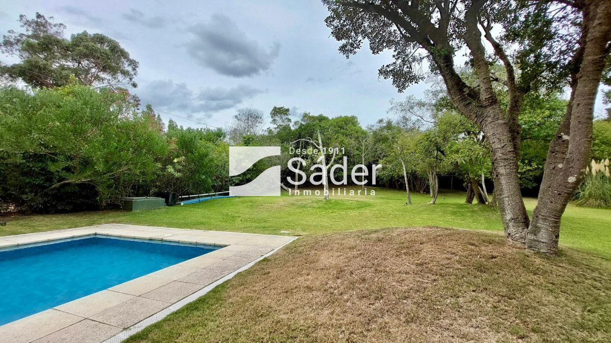 Casa ID.4604 - Casa en Rincón del Indio, alquiler y venta. 3 Suites, Amplio Jardín, Piscina y Parrillero 