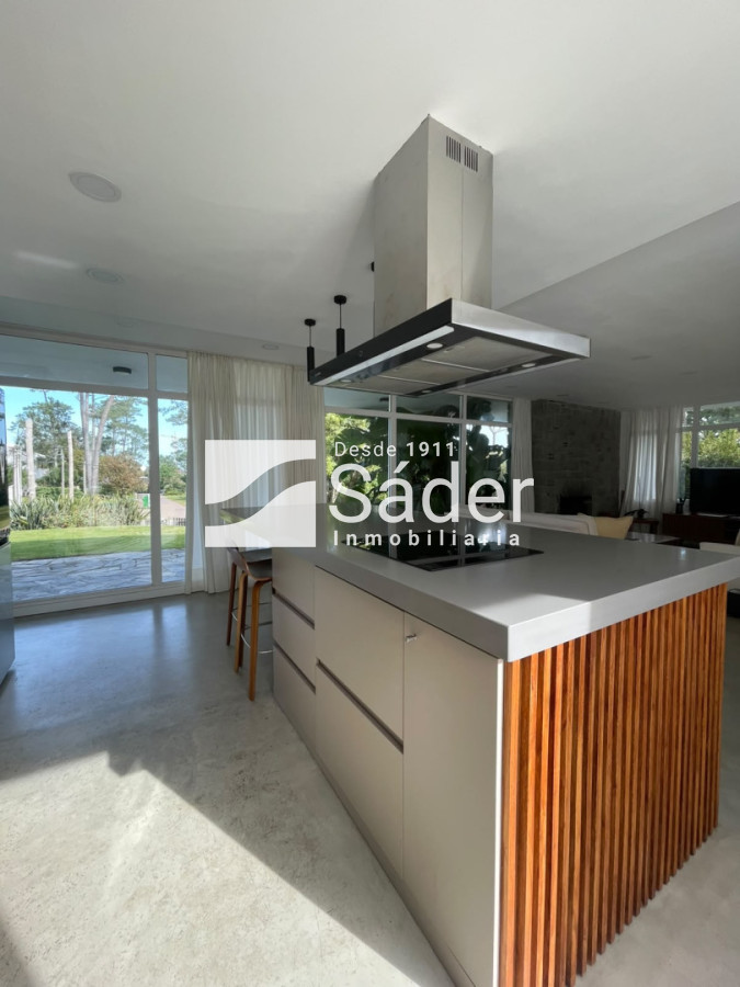 Casa ID.4973 - Excelente casa en Pinares. 3 suites, piscina y parrillero 