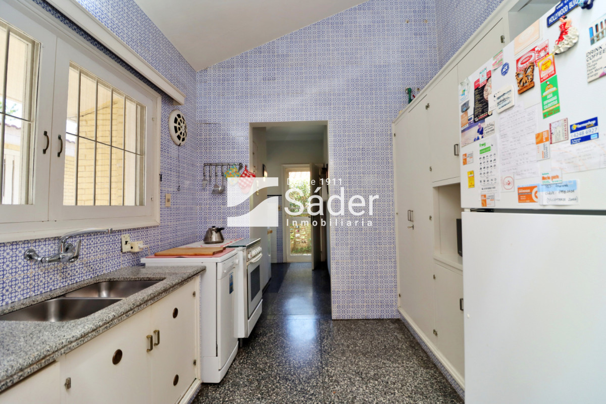 Casa ID.4517 - Espectacular casa en venta en Playa Mansa estilo clásico buena categoría