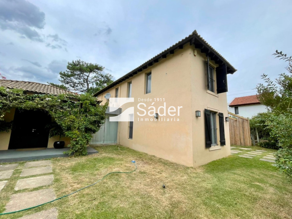 Casa ID.4604 - Casa en Rincón del Indio, alquiler y venta. 3 Suites, Amplio Jardín, Piscina y Parrillero 