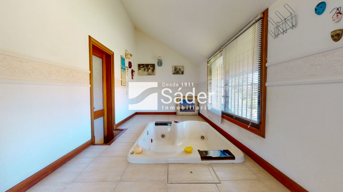 Casa ID.759 - Casa en venta y alquiler Playa Mansa 5 dormitorios