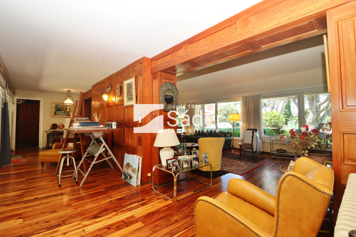 Casa ID.4517 - Espectacular casa en venta en Playa Mansa estilo clásico buena categoría