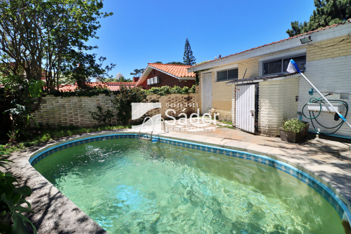 Casa ID.4517 - Espectacular casa en venta en Playa Mansa estilo clásico buena categoría