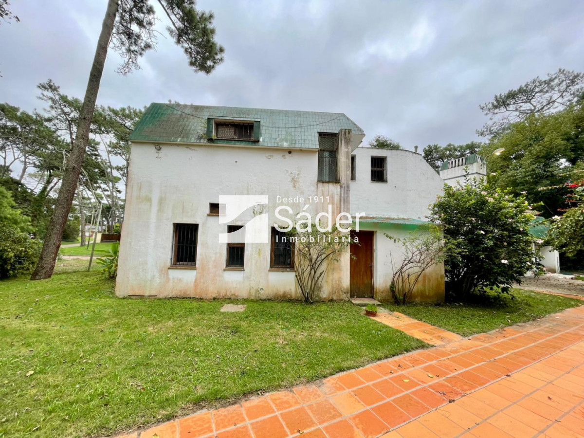 Casa ID.4903 - Casa sólida de época para reciclar en excelente ubicación Playa Mansa parada 10