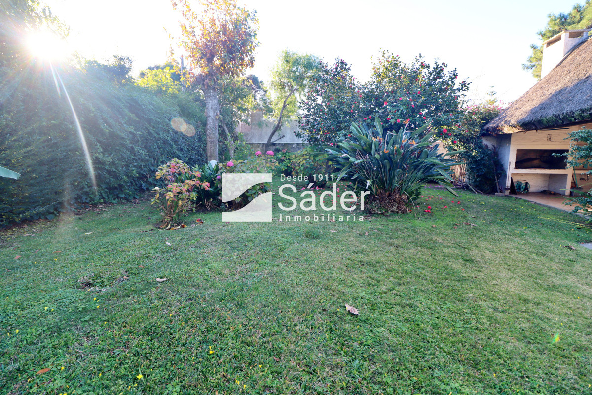 Casa ID.4192 - Chalet estilo tradicional en Pinares con gran terreno y vistas al mar