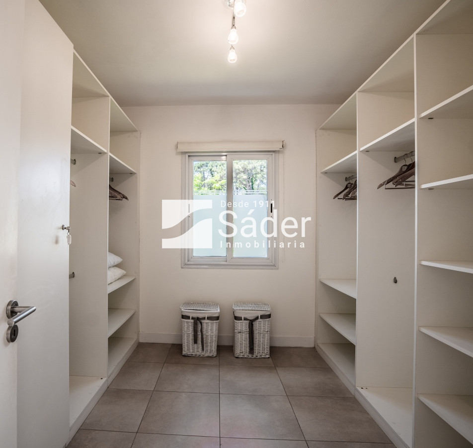 Casa ID.3452 - Elegante Casa con Piscina en Playa Mansa