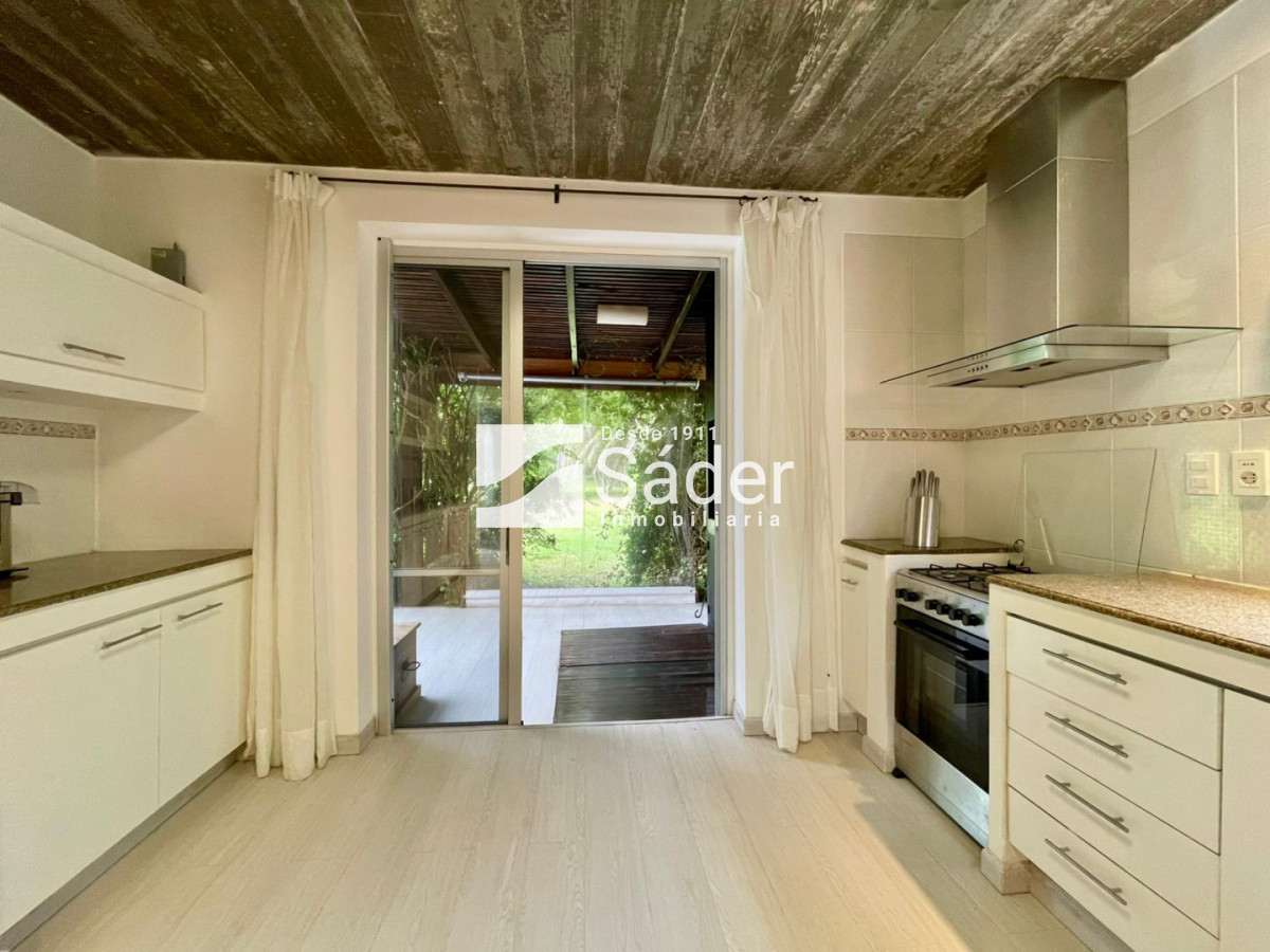 Casa ID.4604 - Casa en Rincón del Indio, alquiler y venta. 3 Suites, Amplio Jardín, Piscina y Parrillero 