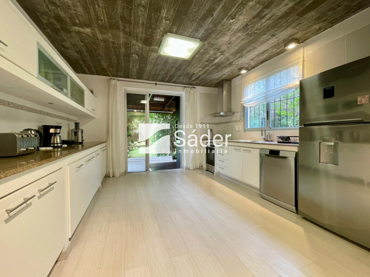 Casa ID.4604 - Casa en Rincón del Indio, alquiler y venta. 3 Suites, Amplio Jardín, Piscina y Parrillero 