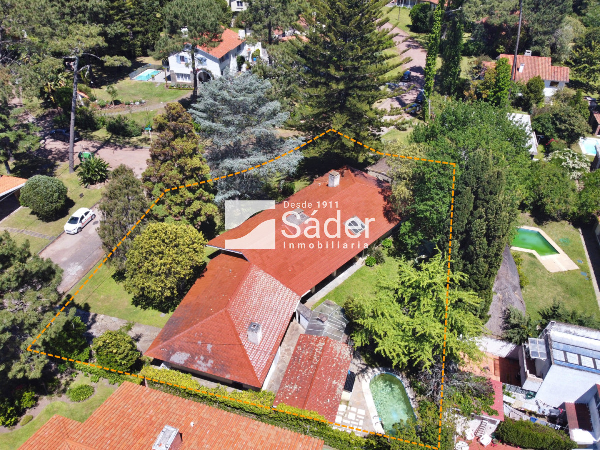 Casa ID.4517 - Espectacular casa en venta en Playa Mansa estilo clásico buena categoría