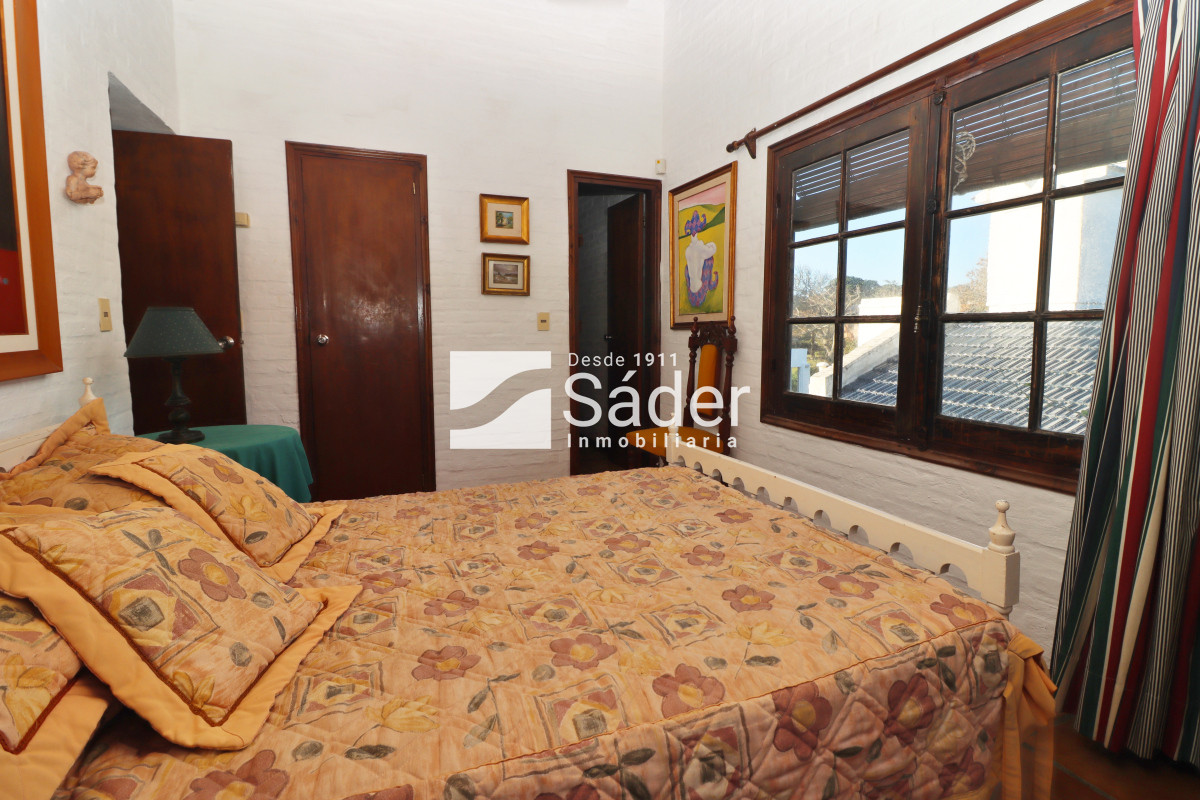 Casa ID.4192 - Chalet estilo tradicional en Pinares con gran terreno y vistas al mar