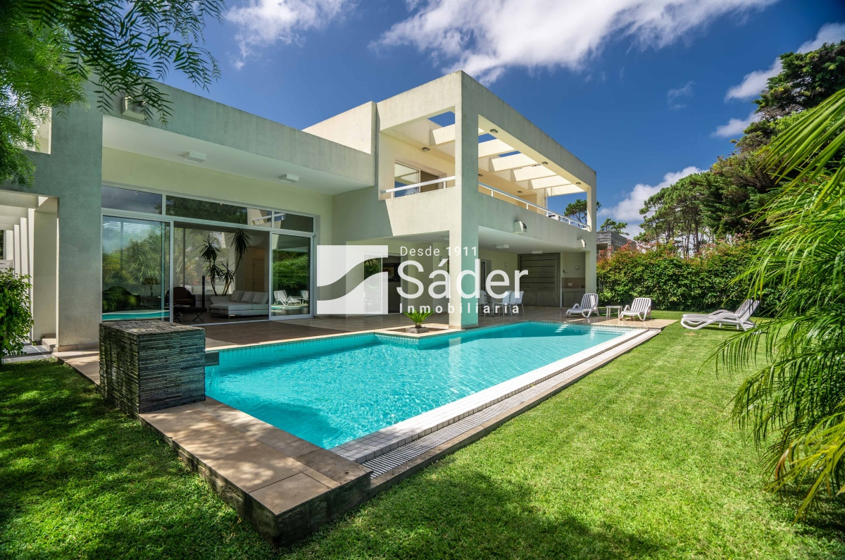 Casa ID.3452 - Elegante Casa con Piscina en Playa Mansa