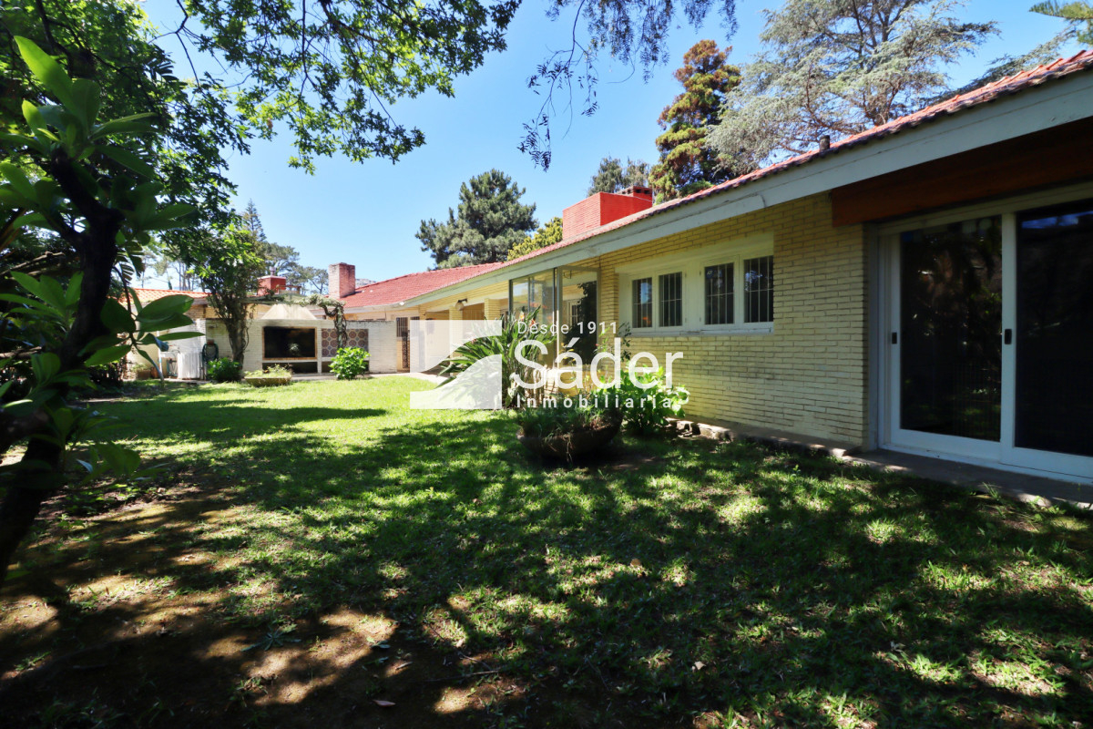 Casa ID.4517 - Espectacular casa en venta en Playa Mansa estilo clásico buena categoría