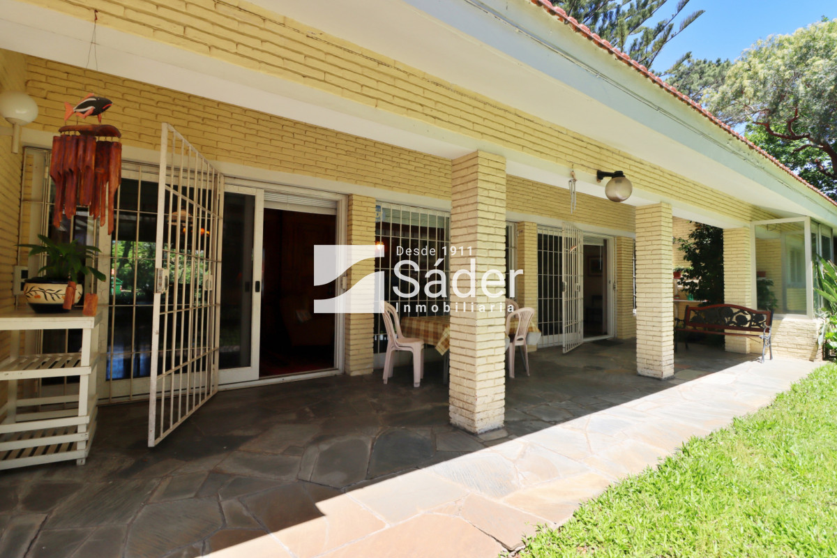 Casa ID.4517 - Espectacular casa en venta en Playa Mansa estilo clásico buena categoría